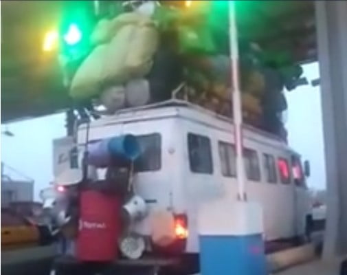 Vidéo: un car « Ndiaga Ndiaye » aveuglément surchargé bloque le passage sur l’autoroute à Péage