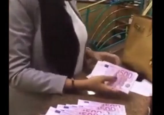 (Vidéo) Accusée d’escroquerie, Karina Tavarez rôde toujours avec des billets de 500 euros… Regardez
