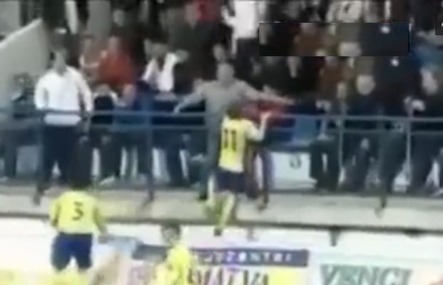 Vidéo: il marque un but et se trompe de supporters. A mourir de rire