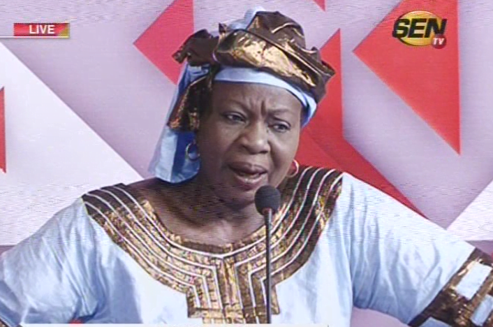 Vidéo: Père Mbaye Ngoné de la Sentv traite cette femme de…