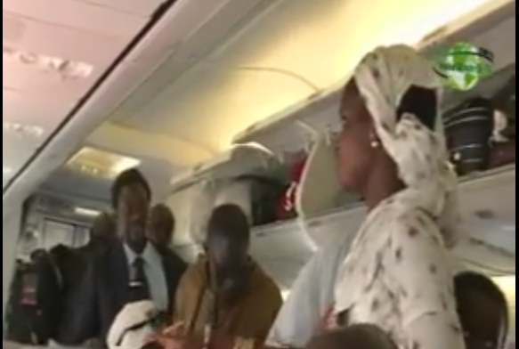 Vidéo-Arrivée du 1er Vol « Spécial Magal Touba 2015 » à l’Aéroport de Dakar