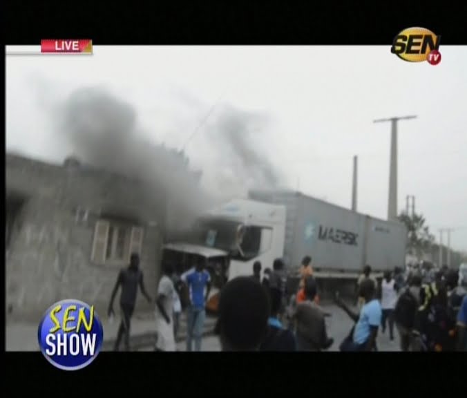 Vidéo: Un camion dérape et finit sa course dans une maison…Regardez