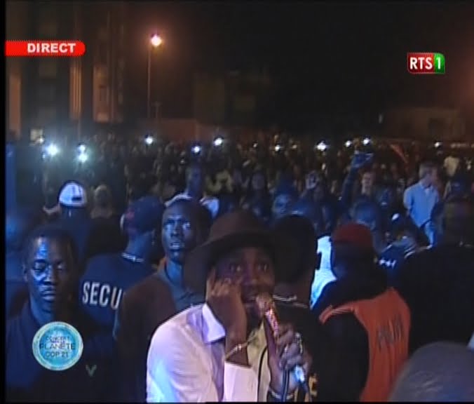 Vidéo: Waly Seck met le feu au concert de la  Cop 21. Regardez