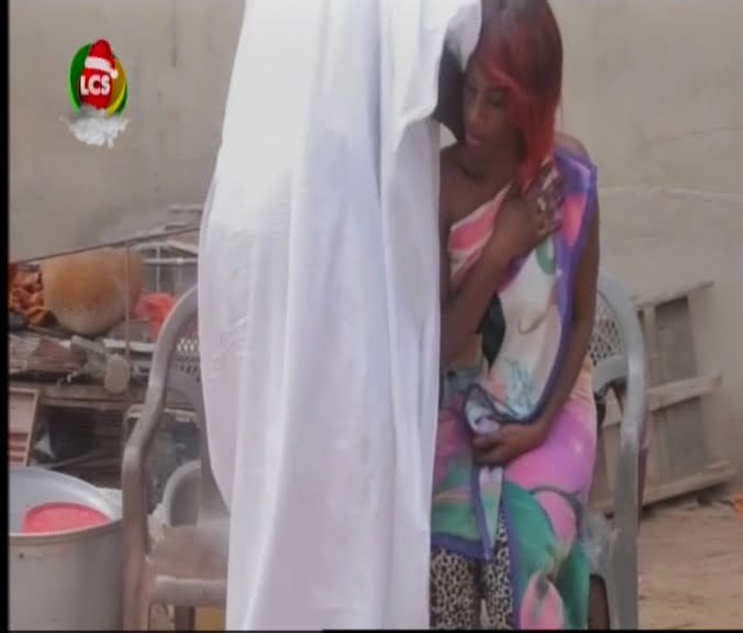 Vidéo: Apres avoir reçu un bain, elle perd la mémoire et couche avec le marabout…