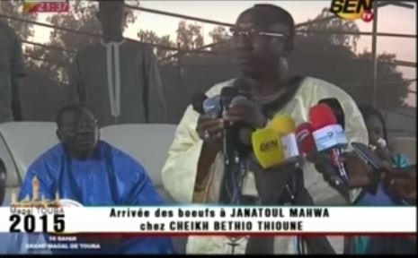 Regardez comment Mbaye Pekh est parvenu à soutirer de l’argent à Cheikh Béthio