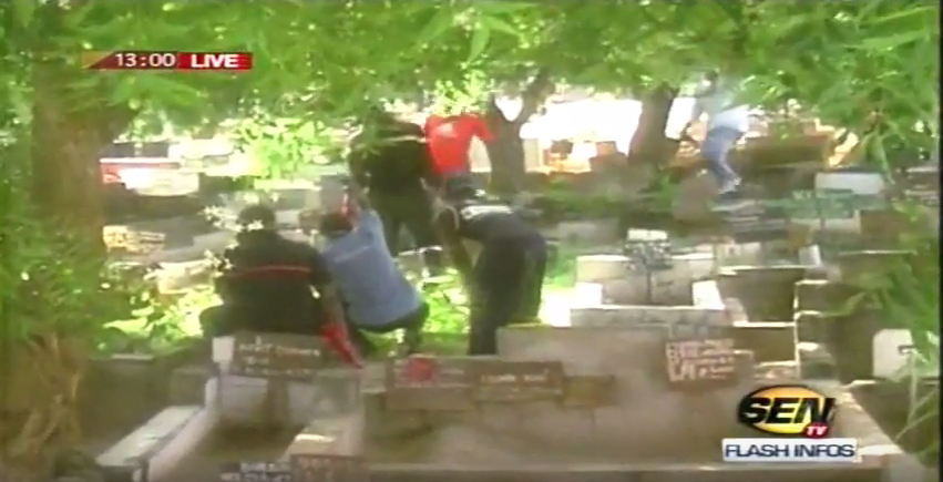 Vidéo- Deux corps exhumés au cimetière de Pikine