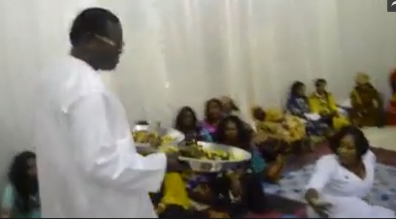 Magal de Touba : Pape Diop sert lui-même ses hôtes