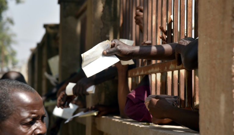 Les Centrafricains commencent à voter avec du retard