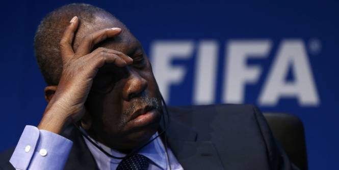 Vidéo: Issa Ayatou dort en pleine réunion du comité exécutif de la FIFA