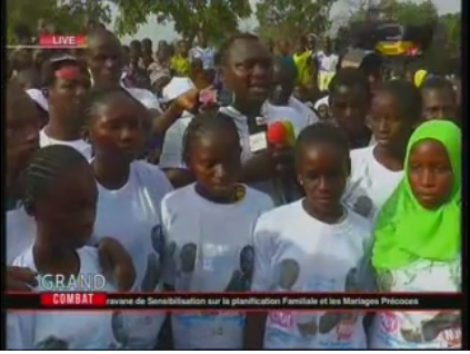Vidéo-Quand Modou Lo sensibilise sur les mariages précoces à Kédougou. Regaardez
