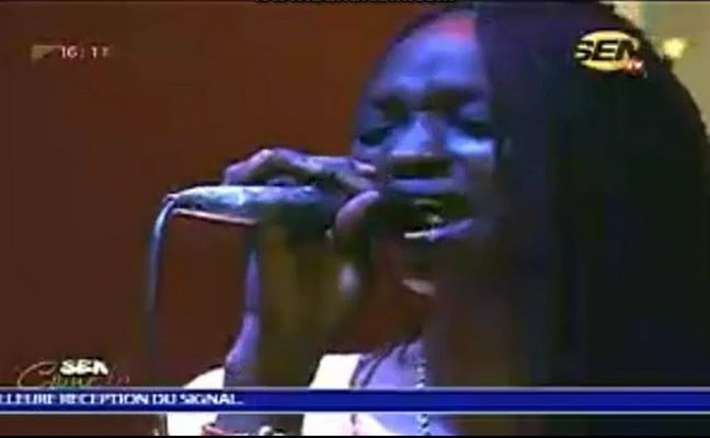 Vidéo émouvante: Leycha Diop reprend Yandé Codou Sene en live… Regardez