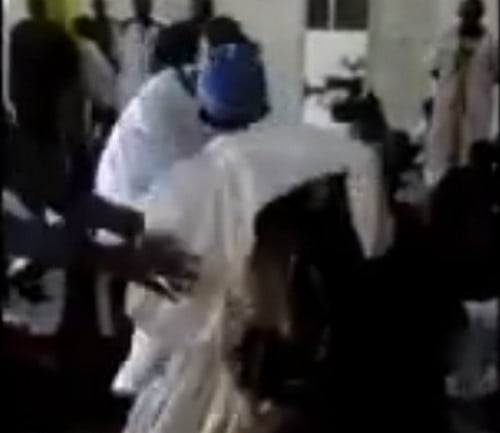 Vidéo: un autre chanteur religieux attaqué en plein Dahira. A mourir de rire