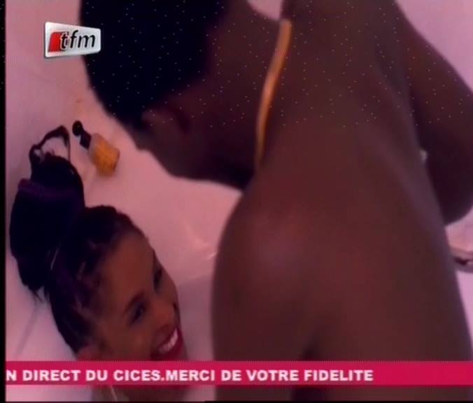 Wally Seck en compagnie d’une fille dans une baignoire, regardez la vidéo
