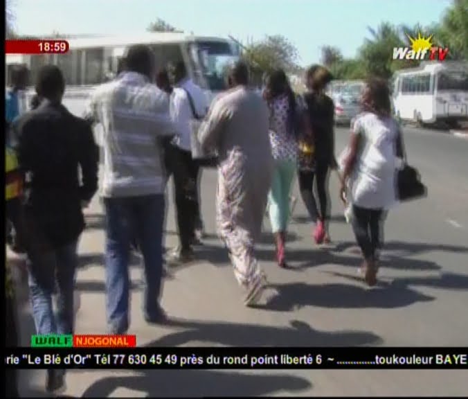 Vidéo: Des étudiants refusent de parler au micro de Sa Ndiogou, à mourir de rire. Regardez
