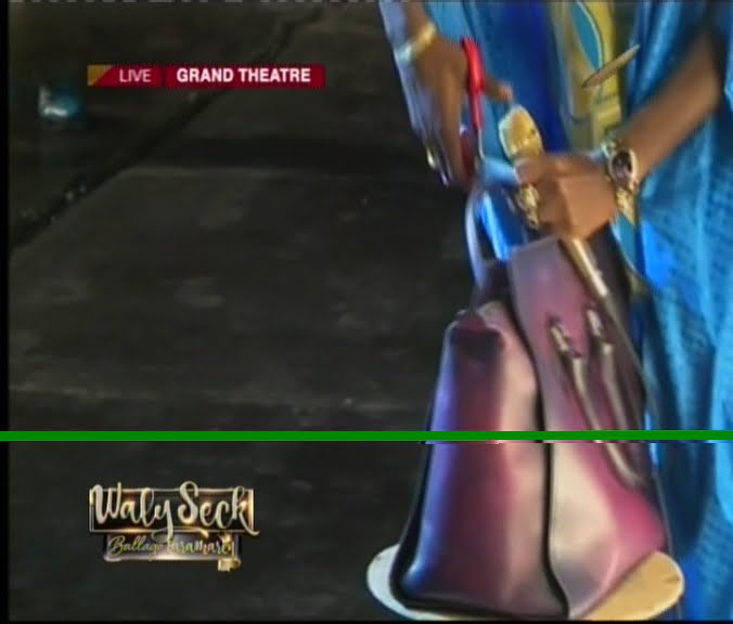 Vidéo: L’acte fort de Waly Seck, qui déchire son sac en direct à la télé. Regardez