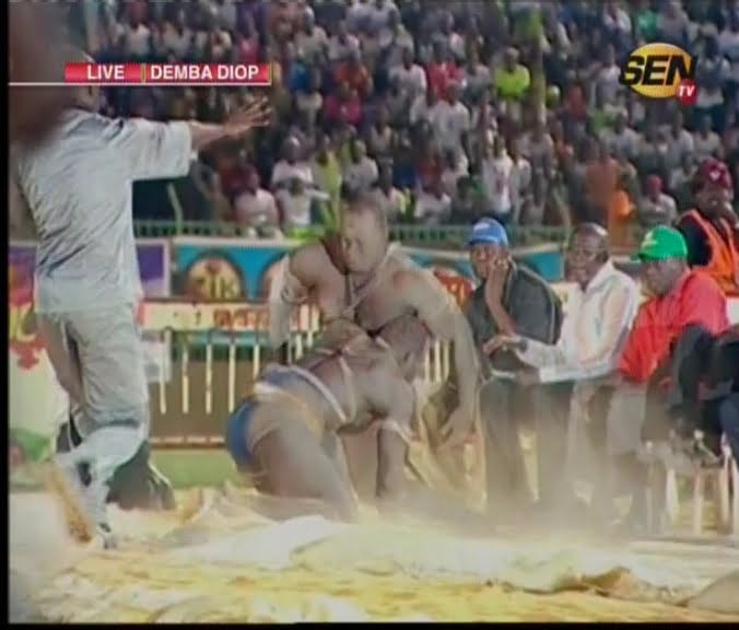 Video: Tonnerre détale après le coup de poing de feu de Moussa Ndoye. Regardez