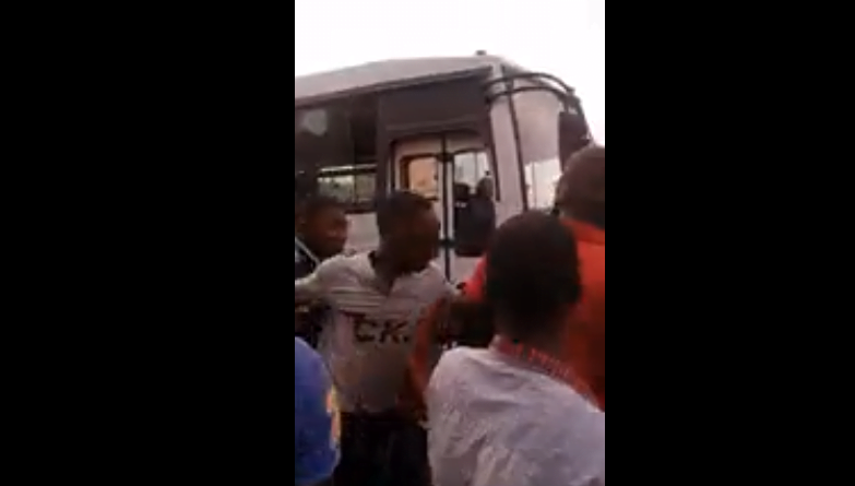 Vidéo: Un fan de Waly lynché à liberté 6, pour avoir porté un sac à femme Regardez