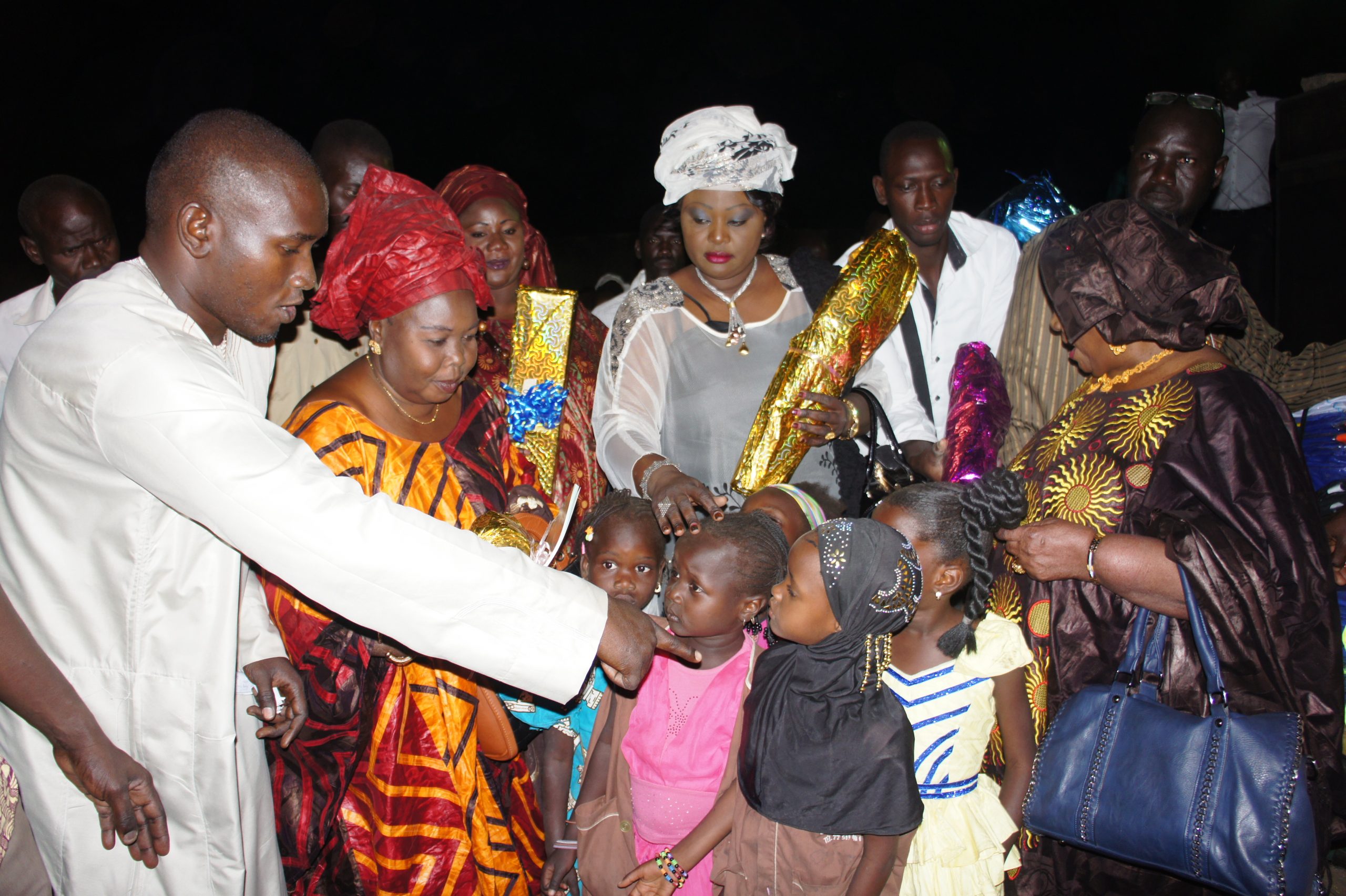 En déplacement ce week end à Gniby, Awa Niang gâte les populations et demande à Macky de faire 7 ans