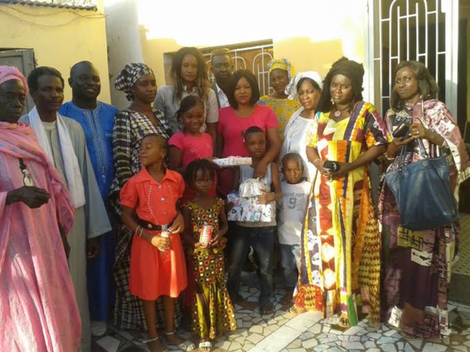 Des Karimistes offrent des cadeaux aux enfants de Pacotille