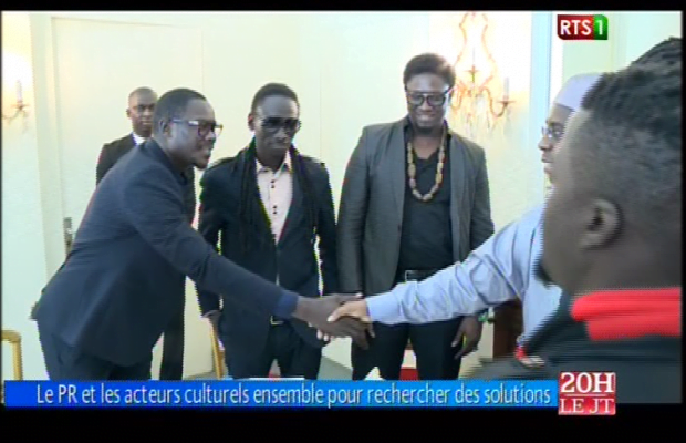 Vidéo: Le président Macky reçoit les rappeurs et autres mbalaxmen. Regardez
