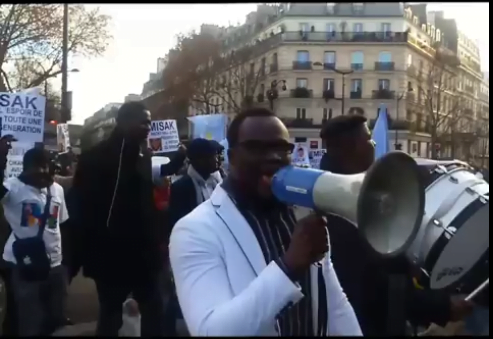 Vidéo-Les libéraux de Paris dans la rue : « Le Sénégal va mal, Macky Sall dégage! »