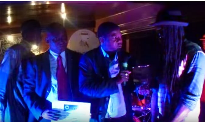 Vidéo: Faada Freedy couronné « Homme de l’année 2015 »