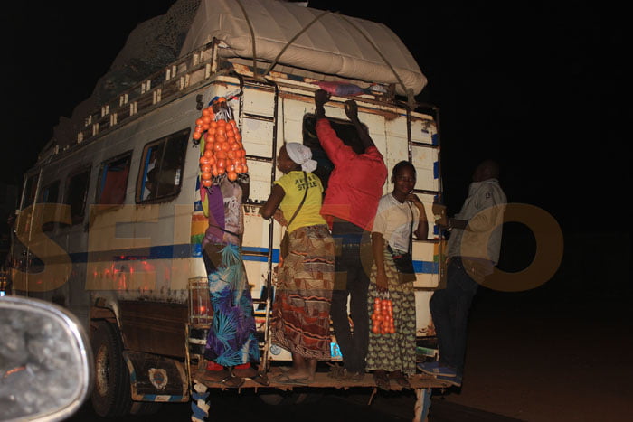 Arrêt sur image: Les femmes vendeuses de fruits en danger sur l&rsquo;autoroute