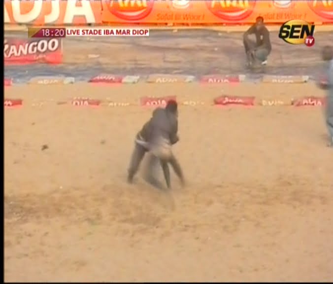 Vidéo: L’époux de Ndeye Gueye mis KO…Regardez