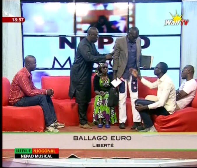 Vidéo. Thione Seck recevant sa famille après sa libération, version sa. Regardez