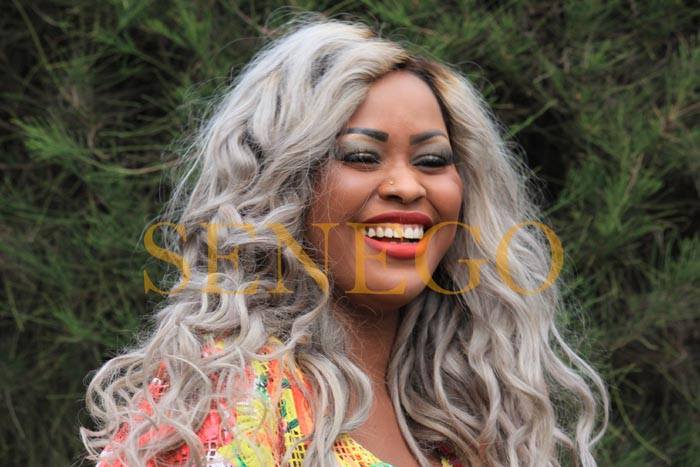 (Photos) La fashionista Guigui rieuse en mode blonde
