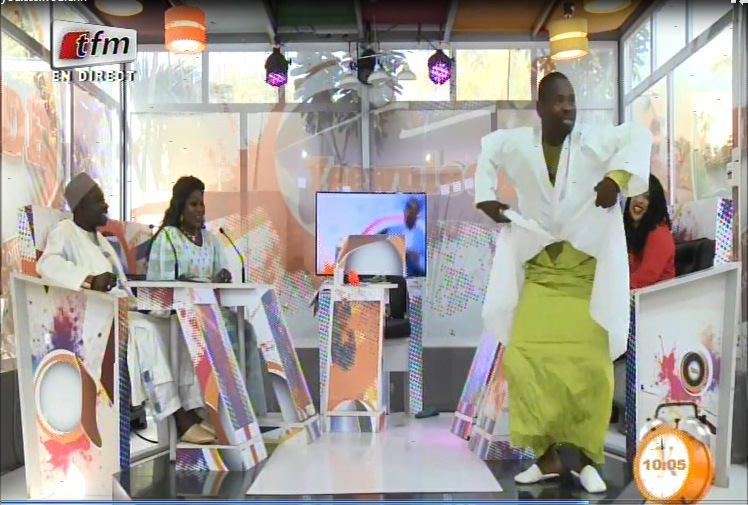 Vidéo: Pape Cheikh Diallo exhibe la danse des veilles dames lors des « tannbeer », à mourir de rire