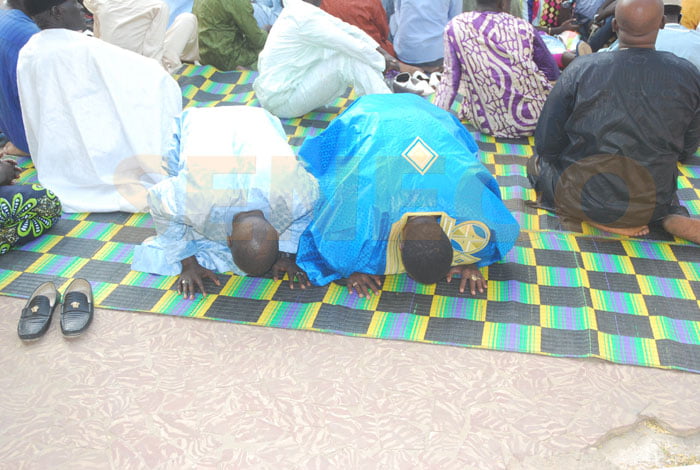 ( 3 photos): Wally Seck en prière, Regardez