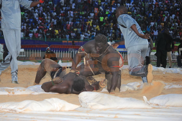 (Photos): Gris 2 inflige à Ablaye Ndiaye sa première défaite, Regardez le film du combat