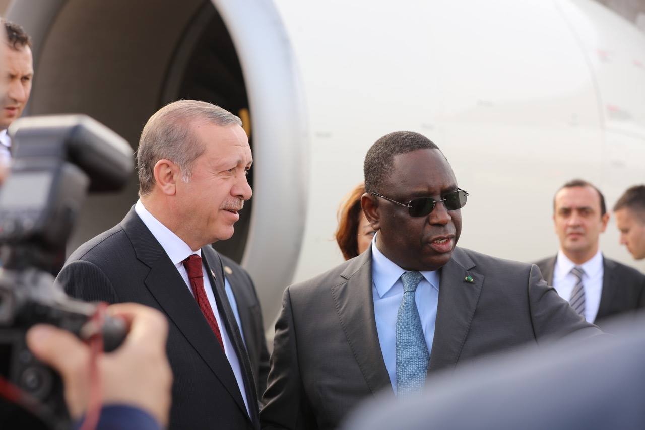 Arrêt sur image-Macky Sall au pied de la passerelle de l’avion d’Erdogan