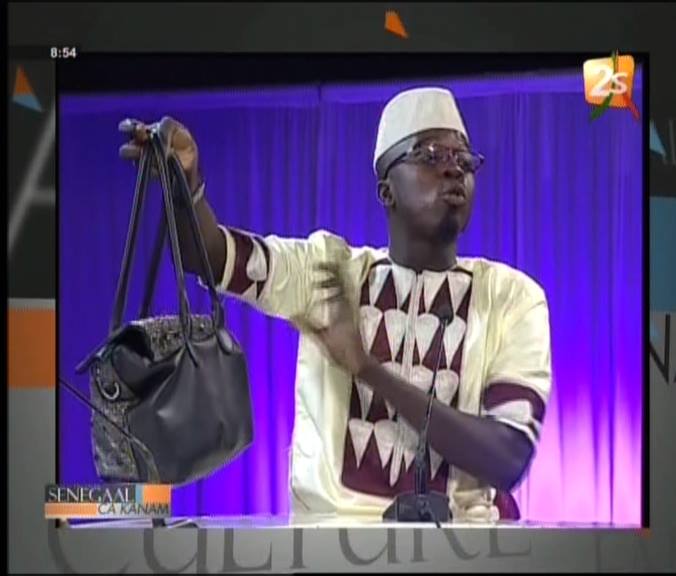 Vidéo: Il vient sur le plateau de Tounkara avec un sac à main. Regardez