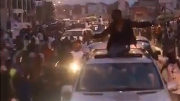 (Vidéo) Regardez comment Waly Seck est accueilli en Gambie