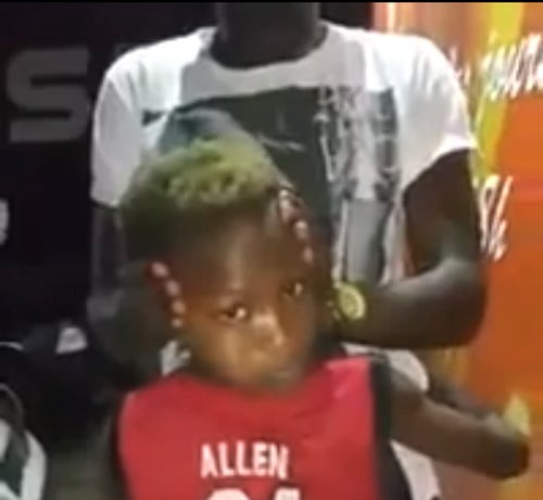 Vidéo incroyable: cet enfant sait tourner sa tête à l&rsquo;envers…