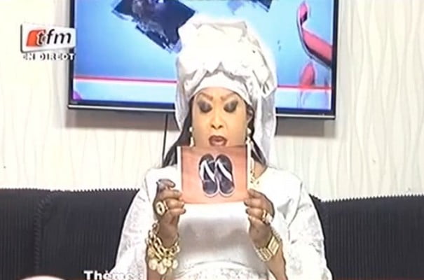 (Vidéo) Ndoye Bane démontre comment les prisonniers insèrent la drogue en milieu carcéral… Regardez