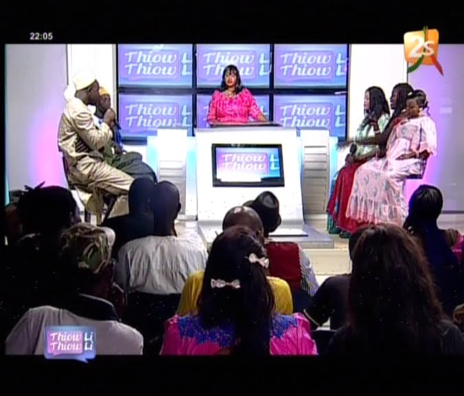 Video. Face to face entre jeunes filles et vieux. Regardez