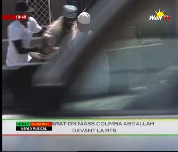 Vidéo. Sidy Lamine Niasse crie « La ilaha illaLlah » devant les grilles de la Rts. Regardez