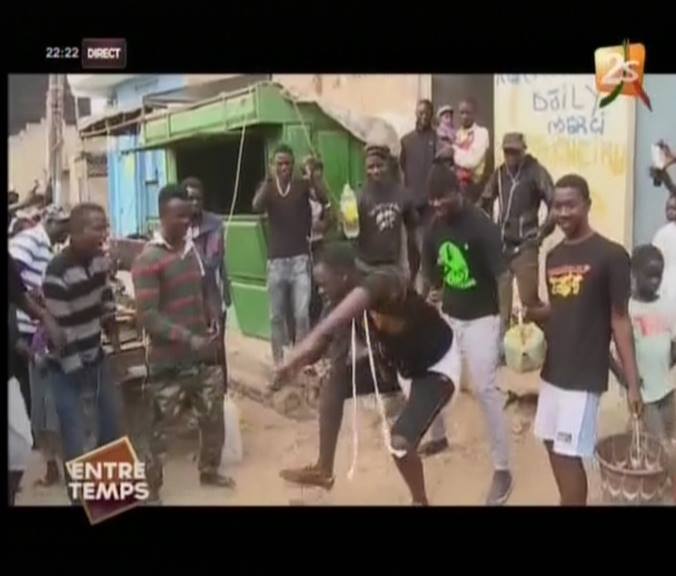 Vidéo: Omaro Bou Cheikh Béthio s’essaye à la lutte…Regardez