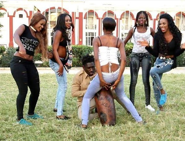 (3) Les images choc du nouveau clip de Pape Ndiaye Thiopet