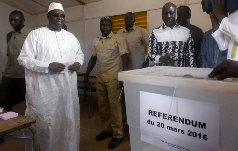 La mouvance présidentielle dit avoir fait gagner le « Oui » dans 43 départements