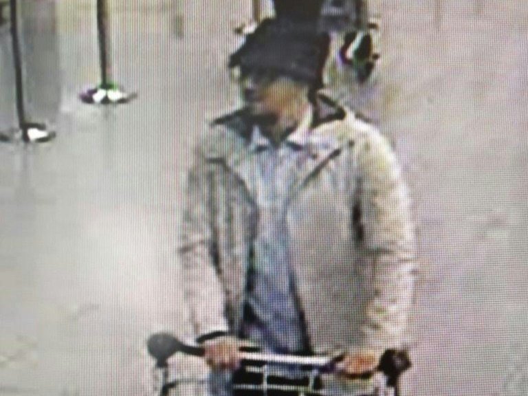 La police belge diffuse une vidéo du troisième suspect des attaques à l’aéroport