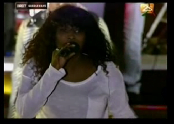 Vidéo: Ndeye Gueye chante pour son époux lors d&rsquo;un concert de Waly Seck. Regardez