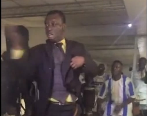 Vidéo à mourir de rire: le vieux en costard enflamme le Sabar…