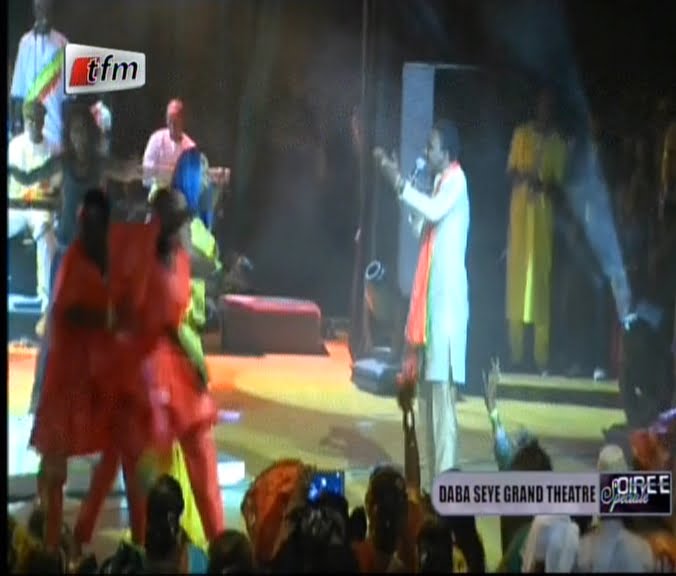 Video. Waly Seck chante son épouse: « Je suis le 1er jeune à emmener sa femme à la Mecque. Regardez