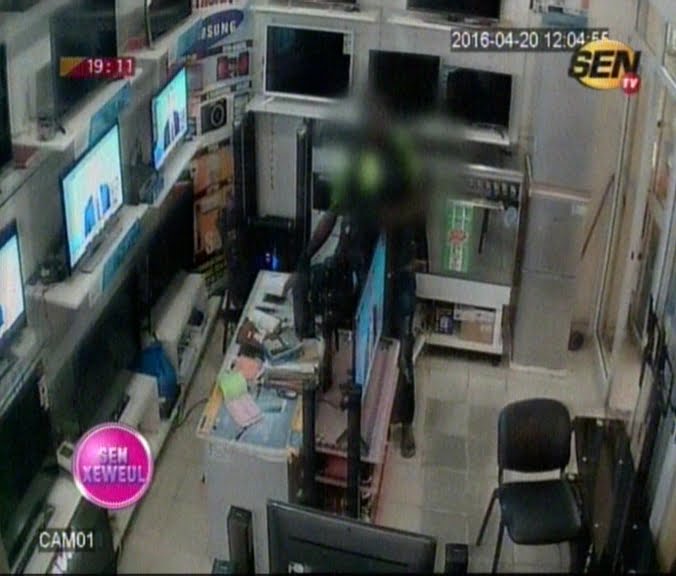 Vidéo: Un homme filmé en direct en train de voler un téléphone dans un magasin. Regardez