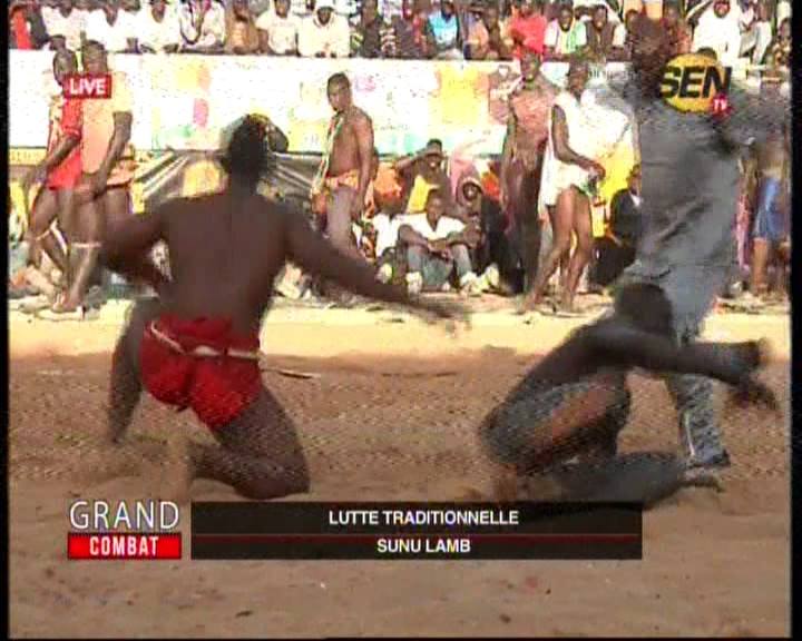 Vidéo: Quelle chute spectaculaire. Du jamais vu dans la lutte sénégalaise…Regardez