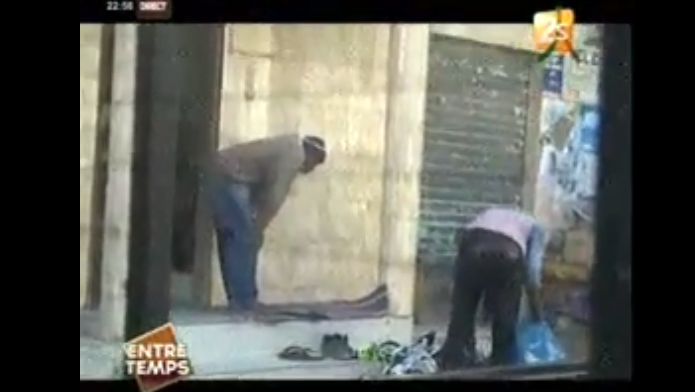 Vidéo: La prière du vieux et le vol de Fafa dans camera cachée…Regardez
